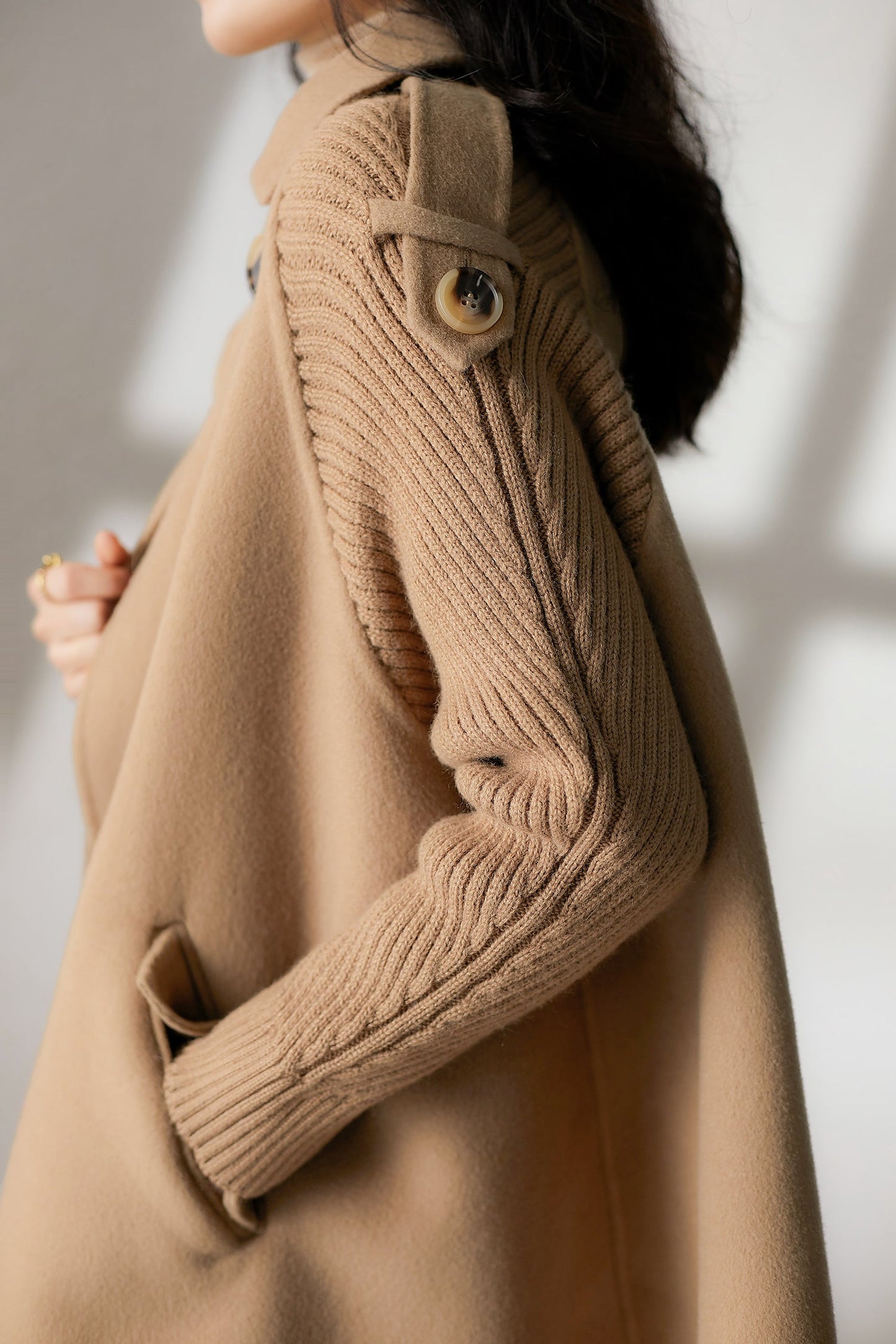 Susa | Abrigo Melton de punto en contraste con decoración de charretera y cuello alto