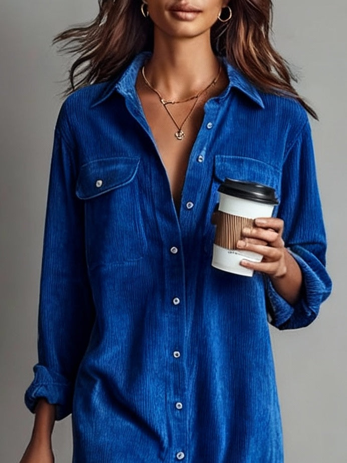 Vestido midi holgado de pana con doble bolsillo en el pecho y botonadura sencilla