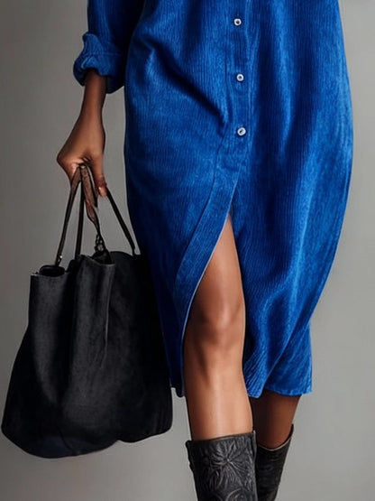 Vestido midi holgado de pana con doble bolsillo en el pecho y botonadura sencilla