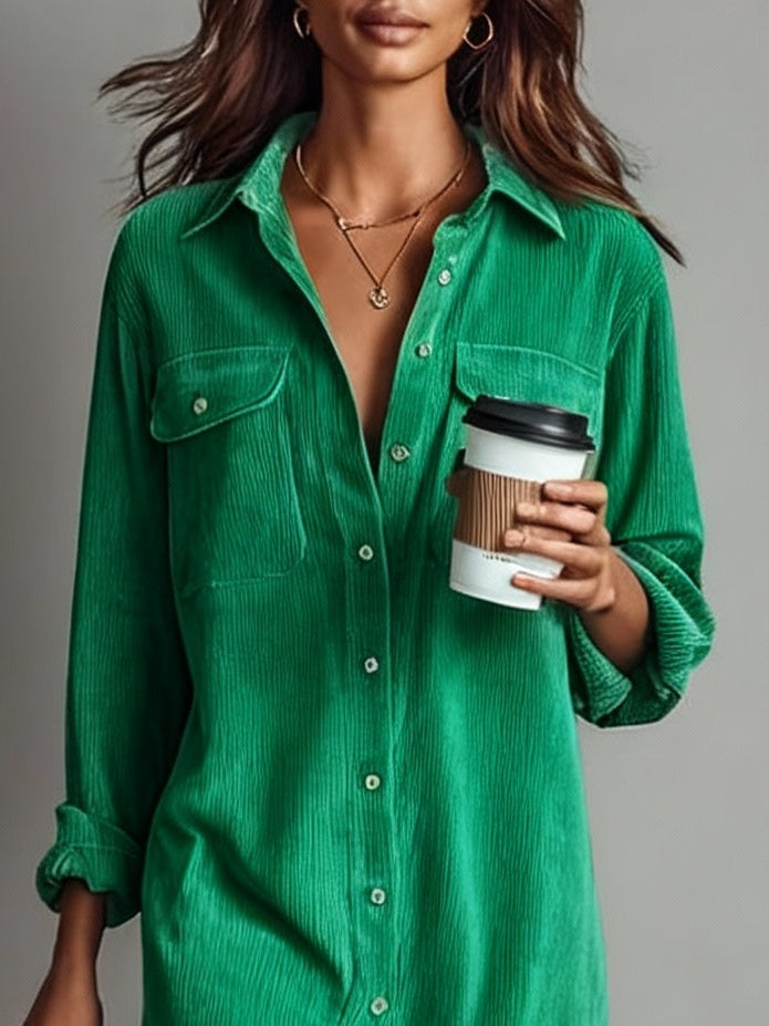 Vestido midi holgado de pana con doble bolsillo en el pecho y botonadura sencilla