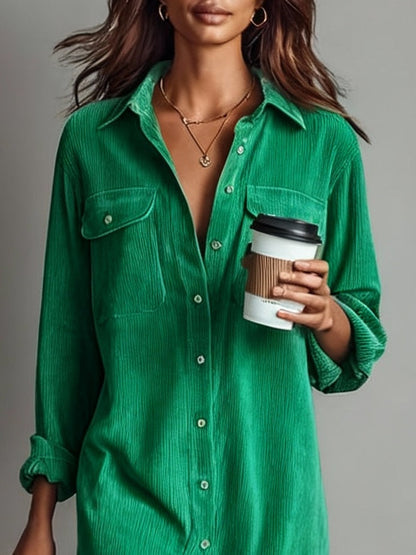 Vestido midi holgado de pana con doble bolsillo en el pecho y botonadura sencilla